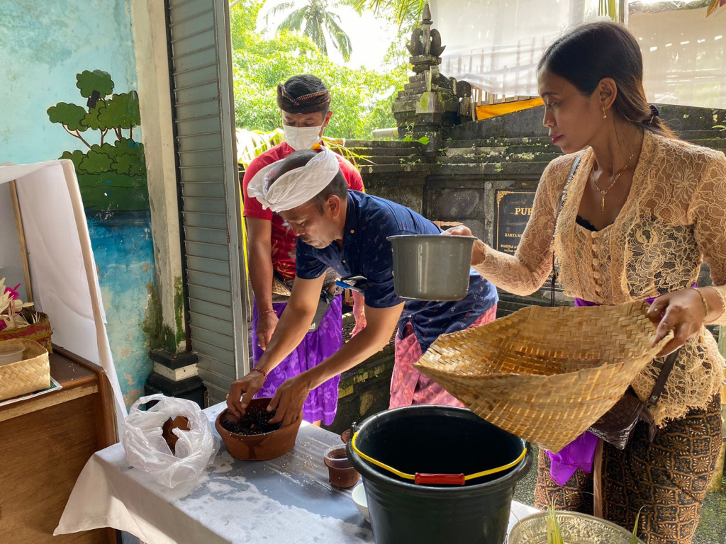 Ngingsah Acara Pioadalan di Pura Tedung Sari Kantor Desa Petang